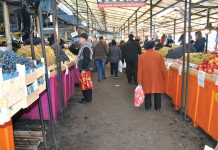 Sute de comercianţi din Piaţa Centrală Ploieşti vor fi mutaţi provizoriu