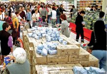 Românii dau cei mai mulţi bani pe mâncare