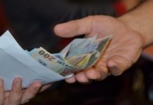 Angajaţii pot primi 300 lei de Crăciun de la firmele la care lucrează