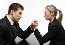 Una din cinci persoane crede că femeile sunt inferioare bărbaţilor