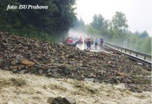 Trafic blocat între Măneciu şi Cheia, din cauza aluviunilor şi a pomilor ajunşi pe şosea