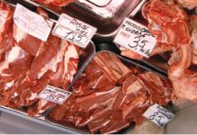 Sânge uscat în spaţiile frigorifice şi produse fără etichetă, descoperite în magazine alimentare din Prahova