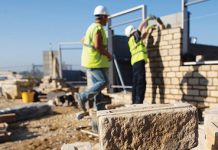 Angajaţii români consideră că sunt plătiţi cu 1.000 de lei mai puţin faţă de cât merită