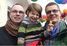 Germania a înregistrat prima adopţie a unui copil de către un cuplu homosexual