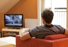 Privitul timp îndelungat la televizor poate creşte riscul de formare a cheagurilor de sânge în vene