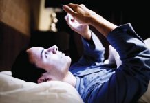 Utilizarea tabletelor şi telefoanelor seara afectează sănătatea