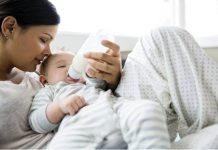 A fost promulgată legea care plafonează indemnizaţia pentru creşterea copiilor la 8.500 de lei