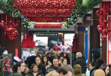 Haosul dinaintea Sărbătorilor de Iarnă s-a instalat în magazine şi în comerţul online