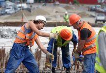 Românii muncesc mai mult decât francezii, dar sunt plătiţi de patru ori mai puţin