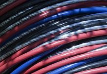 Cablu subteran de zeci de metri, folosit pentru racordarea clandestină la reţeaua electrică, descoperit în Cartierul Mimiu