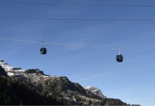 Ce înseamnă 50 de oameni ai legii suspendaţi deasupra unei prăpăstii ? Un antrenament cu happy end !