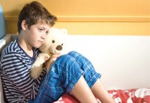 O copilărie nefericită ne poate face înclinaţi să credem în teoriile conspirative