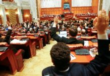 Consilierii locali care nu se prezintă la şedinţă, consideraţi demisionaţi de drept
