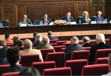 Pentru că se consideră „moaşe comunale”, primarii vor pensii speciale!