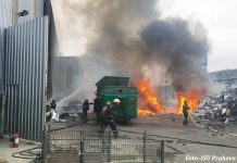 Incendiu violent în Pleaşa, la un depozit de mase plastice