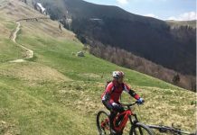 Mountain bike pe vârf de munte, la Azuga