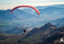 100 de pompieri militari implicați în căutarea parapantistului american dispărut în Bucegi