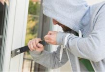 A încercat să spargă o casă, dar a fost prins de un poliţist chiar când forţa uşa!