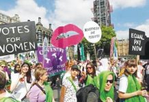 Marea Britanie: Defilare a femeilor la o sută de ani de la obţinerea dreptului de vot
