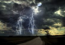 Mai mult de jumătate din ţară se află sub avertizări de inundaţii şi furtuni