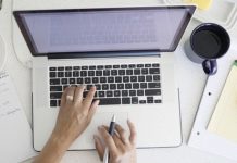 6 din 10 români lucrează de acasă cel puţin o dată pe săptămână