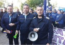 Zeci de angajaţi ai Penitenciarelor Ploieşti şi Târgşor au scandat, ieri, la Ministerul Justiţiei, „Demisia, Demisia !”