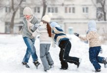 Frigul nu îmbolnăveşte! Copiii trebuie să stea cât mai mult afară, chiar şi iarna