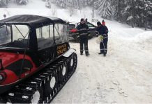 Familie cu doi copii, înzăpezită pe un drum din Sinaia
