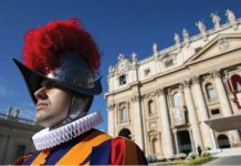 Schimbare importantă la Vatican: Gărzile elveţiene ale Papei vor purta de acum încolo coifuri printate 3D