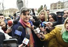 Kovesi – la Parchetul General, flancată de gărzile de corp