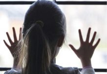 În România sunt 90.000 de copii care au ambii părinţi plecaţi din ţară