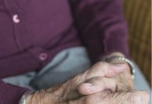 Simptomele artritei reumatoide pot fi observate cu mult timp înainte de stabilirea diagnosticului