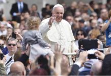 Trei pelerini au pornit din Cluj, pe jos, la Şumuleu Ciuc, pentru a asista la slujba oficiată de Papă