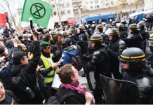 Premierul francez nu renunţă la planul de reformare a sistemului de pensii