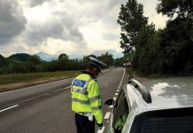 Zece permise reţinute şi amenzi „împărţite” de poliţişti pe şosele din Prahova