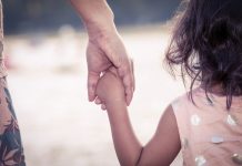 Guvernul a înăsprit condiţiile pentru cei care doresc să devină asistenţi maternali