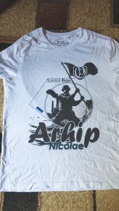 Toţi componenţii echipei poartă cu mândrie tricou personalizat cu.... strada unde locuiesc