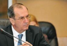 Fără a-şi fi premediat candidatura şi acceptând testul votului concitadinilor săi, Emil Calotă candidează pentru postul de primar al Ploieştilor convins că războiul intereselor, care-i orbeşte pe politicieni, poate fi preschimbat în cooperare şi consens în avantajul ploieştenilor