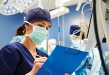 Riscul de a contracta COVID-19, de trei ori şi jumătate mai mare în rândul personalului medical