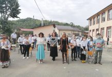 În Ziua Mondială a Educaţiei, La Aluniş – frumoasa lecţie a cărţilor care leagă generaţii şi luminează destine