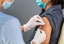 Centrul European pentru Controlul Bolilor spune că „nu există o nevoie urgentă” de administrare a unei doze suplimentare de vaccin împotriva coronavirusului