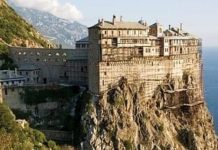 Peste 1.000 de călugări de la Muntele Athos, infectați cu coronavirus