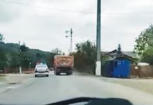 O maşină a Poliţiei a fost filmată, la Vărbilău, într-o depăşire periculoasă