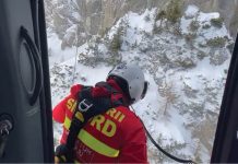 Trupul alpinistei decedate în Bucegi a fost extras de salvamontiştii prahoveni, cu ajutorul elicopterului MAI