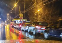 Isterie generală la stațiile de carburant din țară! În Prahova, benzinăriile au fost luate cu asalt de clienți, miercuri seară