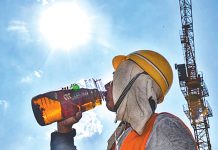 Amenzi între 1500 şi 2500 de lei pentru nerespectarea măsurilor de protecţie a angajaţilor pe perioada caniculei