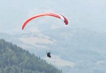 O femeie s-a prăbuşit cu parapanta, la Cheia