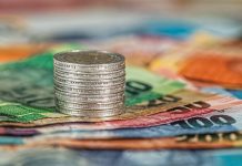 Sute de pensionari prahoveni își primesc veniturile lunare în euro, dolari sau lire sterline