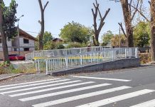 Pasarela pietonală peste pârâul Dâmbu, care a costat cât un apartament, a fost în sfârşit, finalizată!