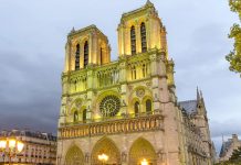 Silueta fleşei catedralei Notre-Dame, vizibilă pe cerul Parisului înainte de Crăciun